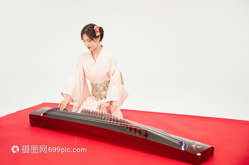 和服美女弹古筝